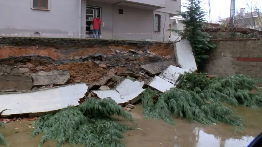 Sağanak istinat duvarını yıktı 