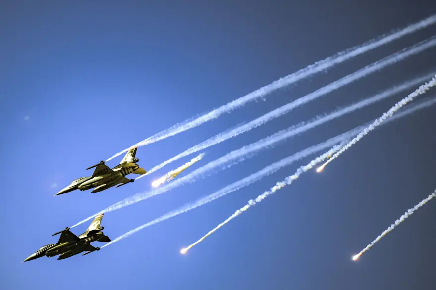 Türk Yıldızları ve SOLOTÜRK 100. yıl için İstanbul semalarında 30