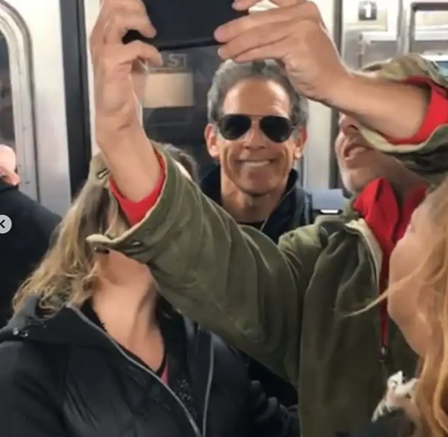 Oyuncu Merve Boluğur otobüste (Toplu taşıma kullanan ünlüler) 30