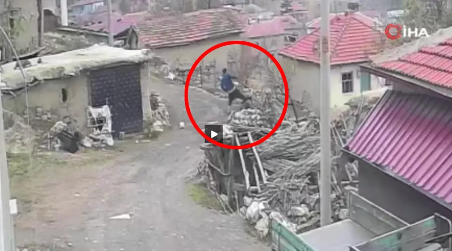 Eşini sopa ve yumruk ile dövüp yerde tekmeledi