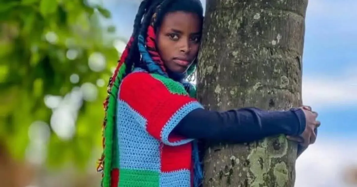 Kenyalı aktivist ağaca sarılarak dünya rekoru kırdı