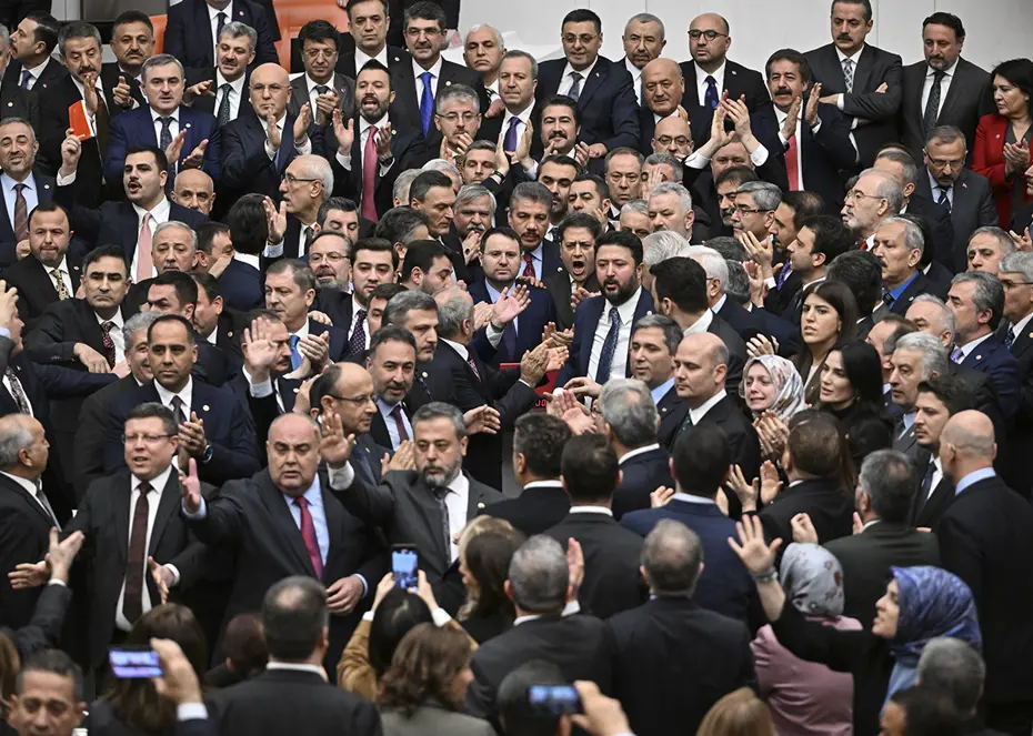 Meclis'te yemin kavgası. CHP'li Emir: Yemin tutanaklara geçmemiştir, geçersizdir