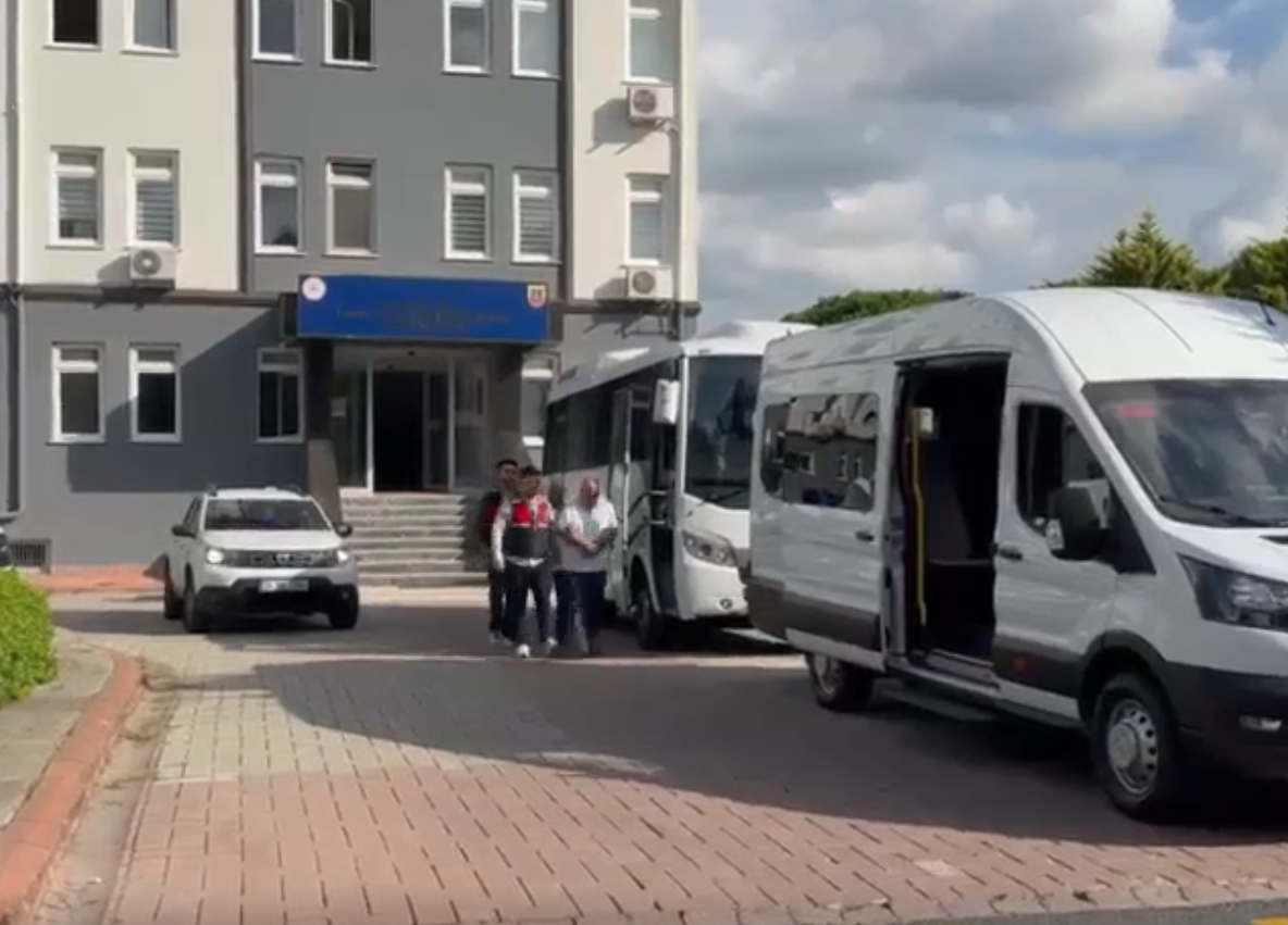 Kendilerini MİT görevlisi olarak tanıtan 3 şüpheliye operasyon: dosyadan çıkarma vaadiyle 100 bin dolar aldıkları tespit edildi