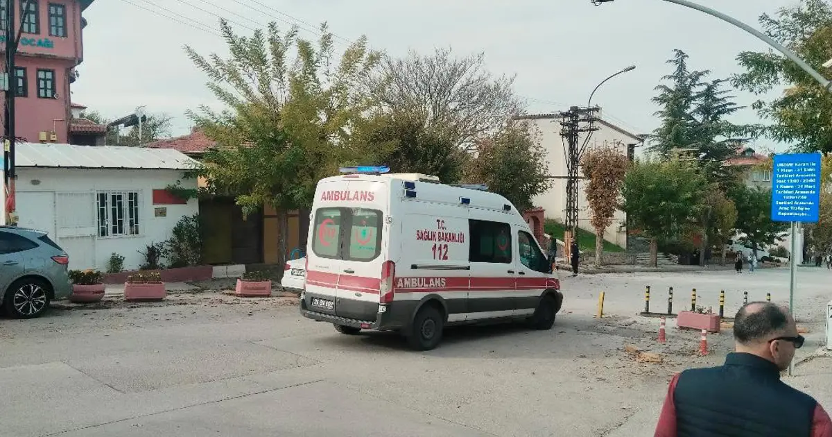 Eskişehir Odunpazarı’nda ambulansa demir duba engeli