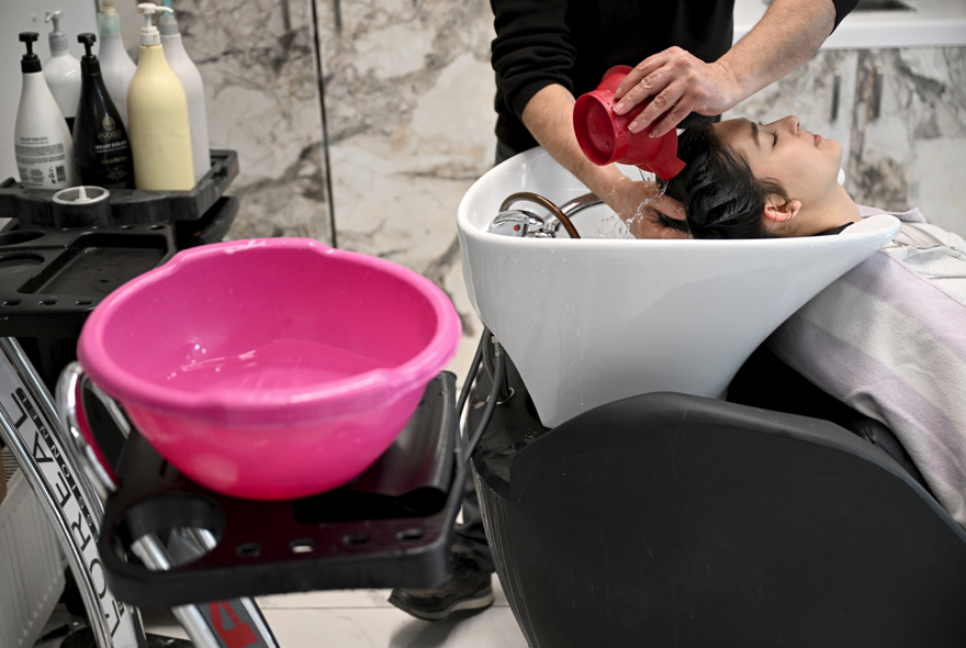 Ankara'da su kesintisi sürüyor. Gece saatlerine kadar gelmiyor, esnaf tepki gösteriyor 