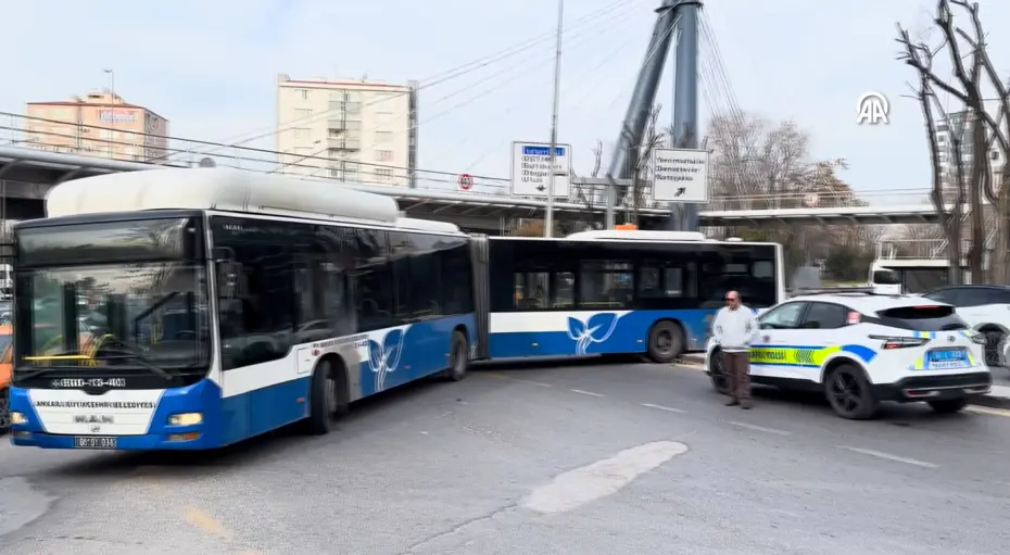 Ankara'da trafiği kilitleyen U dönüşü. Belediye otobüsü asılı kaldı