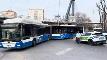 Ankara'da trafiği kilitleyen U dönüşü. Belediye otobüsü asılı kaldı