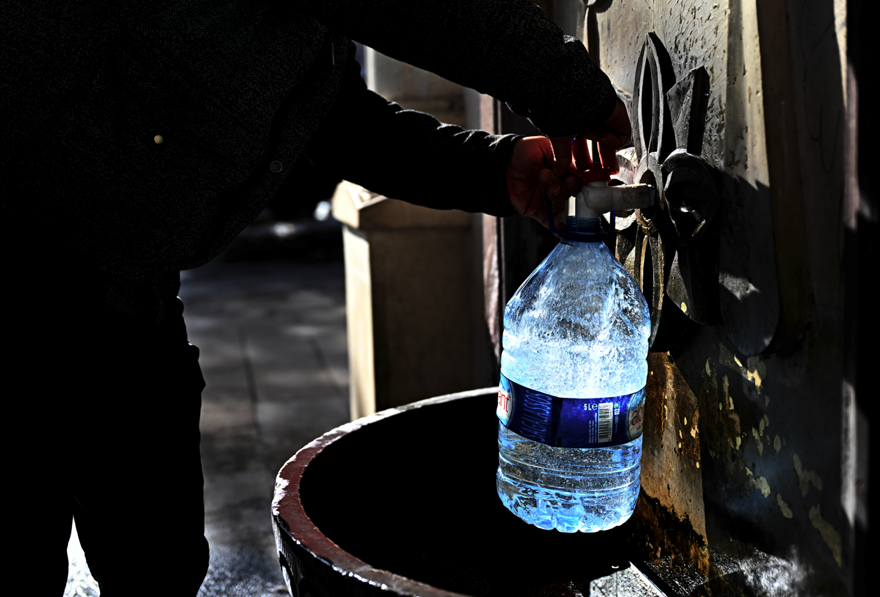 Ankara'da su kesintisi sürüyor. Gece saatlerine kadar gelmiyor, esnaf tepki gösteriyor 3