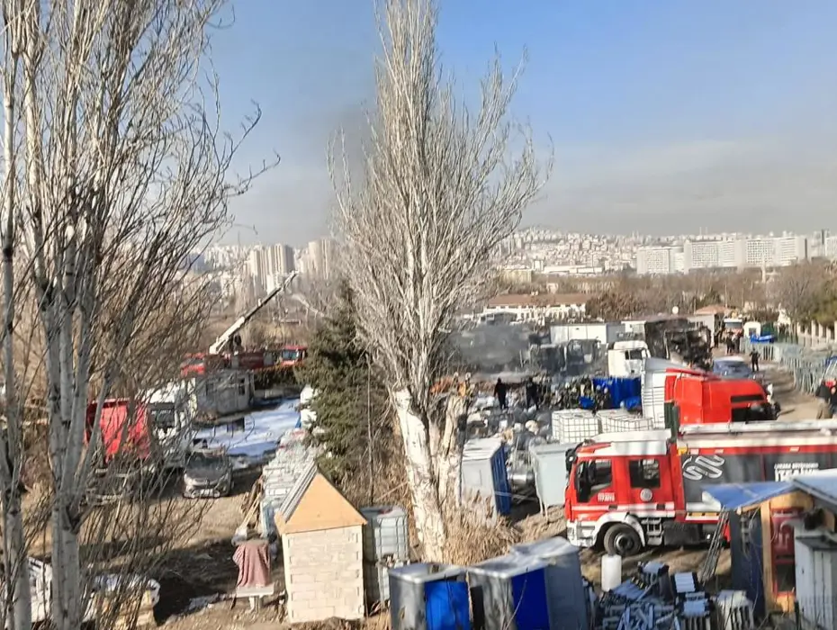 Yediemin otoparkında alkol yüklü TIR'lar alev alev yanıyor