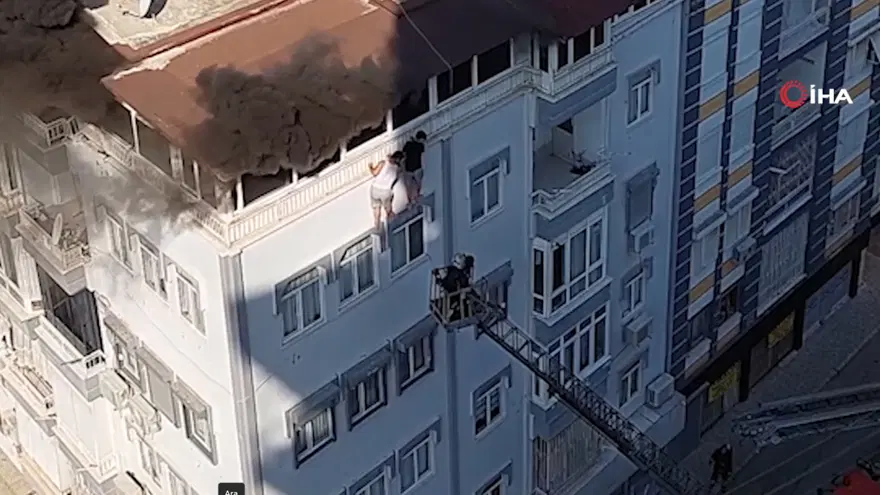 Terasta can pazarı: Ölümle burun buruna geldiler, itfaiye son anda yetişti 1