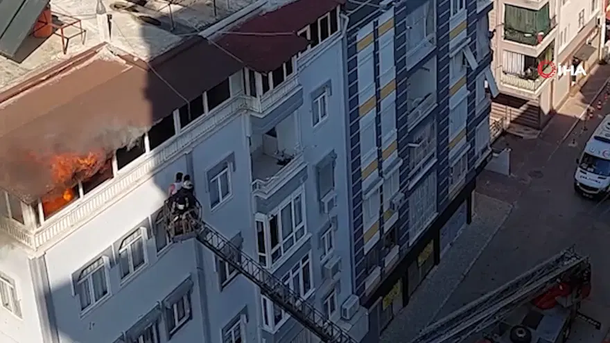 Terasta can pazarı: Ölümle burun buruna geldiler, itfaiye son anda yetişti 2