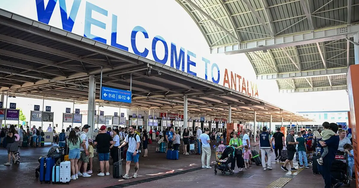 Antalya'da pilotu rahatsızlanan uçak acil iniş yaptı