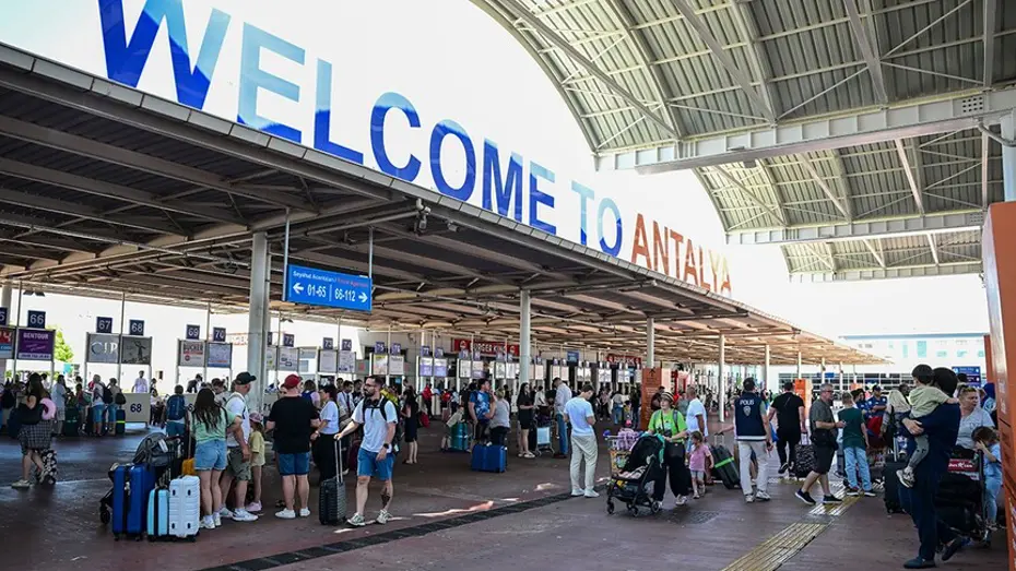 Antalya'da pilotu rahatsızlanan uçak acil iniş yaptı