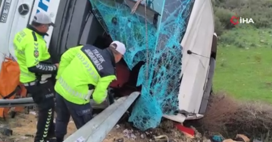 Antalya'da yolcu otobüsü devrildi. Çok sayıda yaralı var