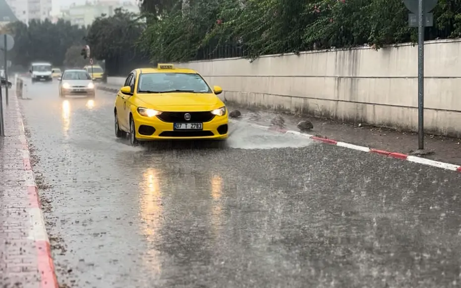 Antalya'yı sağanak ve fırtına vurdu: Yollar göle döndü, hortum oluştu