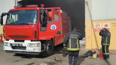 Antalya'da geri dönüşüm fabrikasında yangın