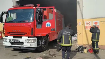 Antalya'da geri dönüşüm fabrikasında yangın