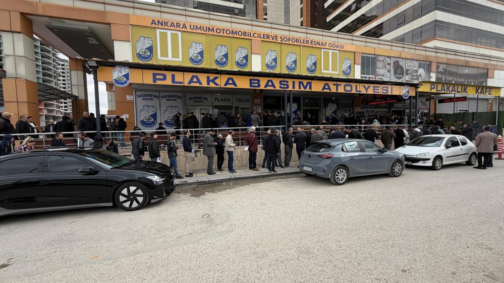 APP plaka değişiminde son gün yoğunluğu. Uzun kuyruklar oluştu