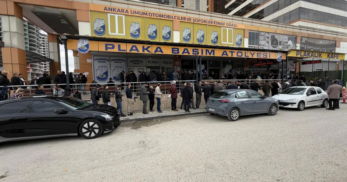 APP plaka değişiminde son gün yoğunluğu. Uzun kuyruklar oluştu