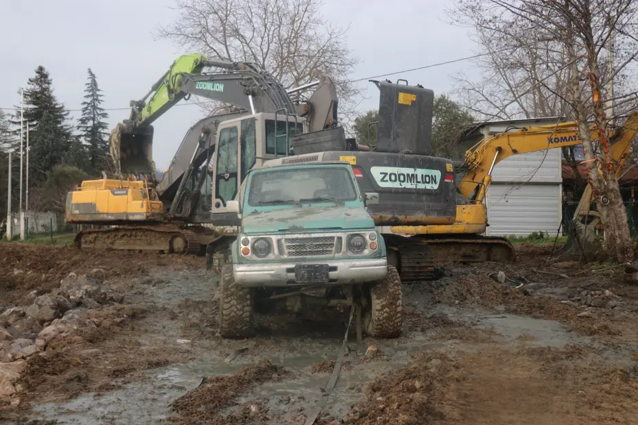 Fıkra gibi olay altı gün sürdü. Kurtarmaya gelen kurtarıcılar da kurtarılmayı bekledi 