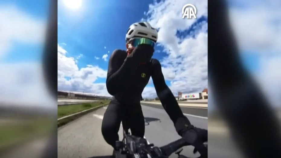 Bisiklet süren öğretmenlere arılar saldırdı 