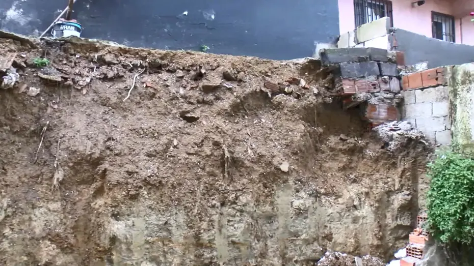 Arnavutköy'de istinat duvarı çöktü: İki bina tahliye edildi
