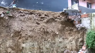 Arnavutköy'de istinat duvarı çöktü: İki bina tahliye edildi
