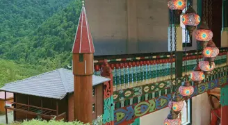 Renkleri ve ahşap işçiliği dikkat çekiyor