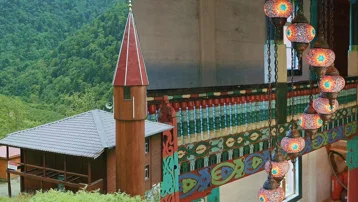 Asırlık emanet bugüne taşındı. Renkleri ve ahşap işçiliğiyle dikkat çekiyor