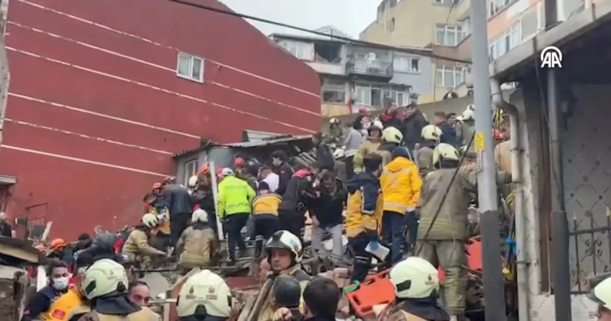 Fatih'te patlama sonrası iki bina çöktü. Olay yerinden ilk görüntüler