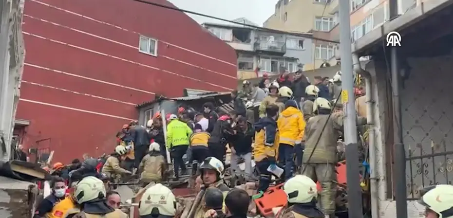 Fatih'te patlama sonrası iki bina çöktü. Olay yerinden ilk görüntüler