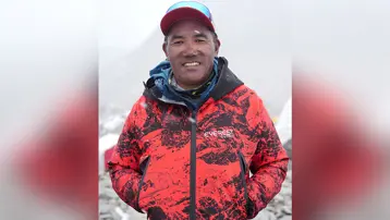 Kendi rekorunu kırdı, Everest'e 32. kez çıktı