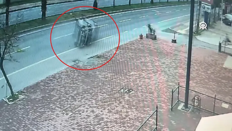 2 kişinin yaralandığı korkunç kaza güvenlik kamerasında!