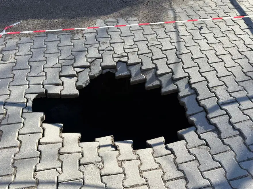 Çanakkale'de yol çöktü, iki metrelik çukur oluştu 2