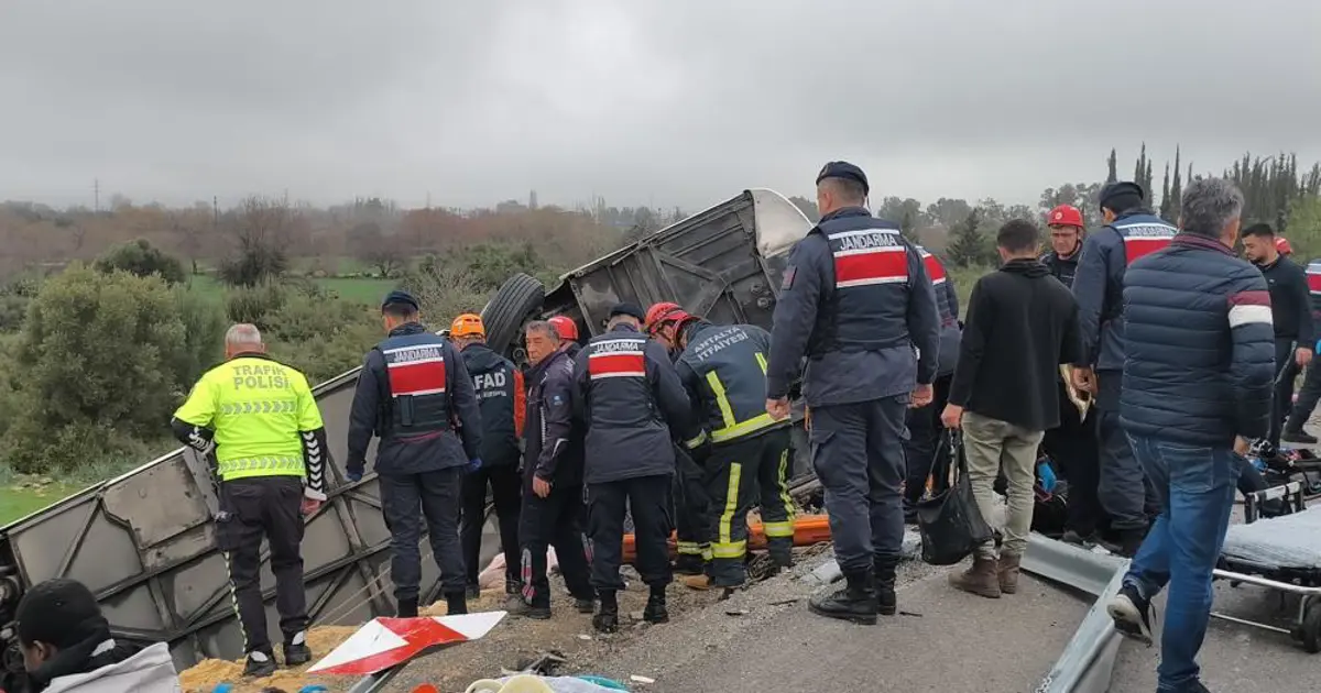 Antalya'da yolcu otobüsü devrildi! Vali'den açıklama: Müdahale devam ediyor