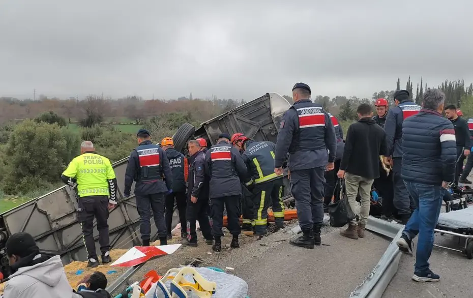 Antalya'da yolcu otobüsü devrildi! Vali'den açıklama: Müdahale devam ediyor