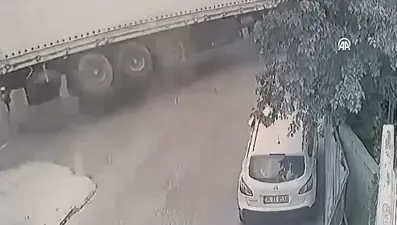 Korkunç kaza: Başakşehir'de devrilen tır 2 araca çarptı