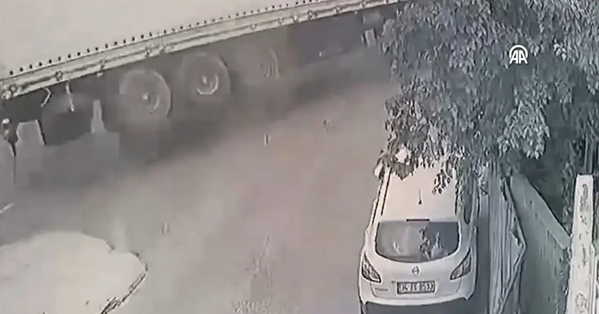 Korkunç kaza: Başakşehir'de devrilen tır 2 araca çarptı