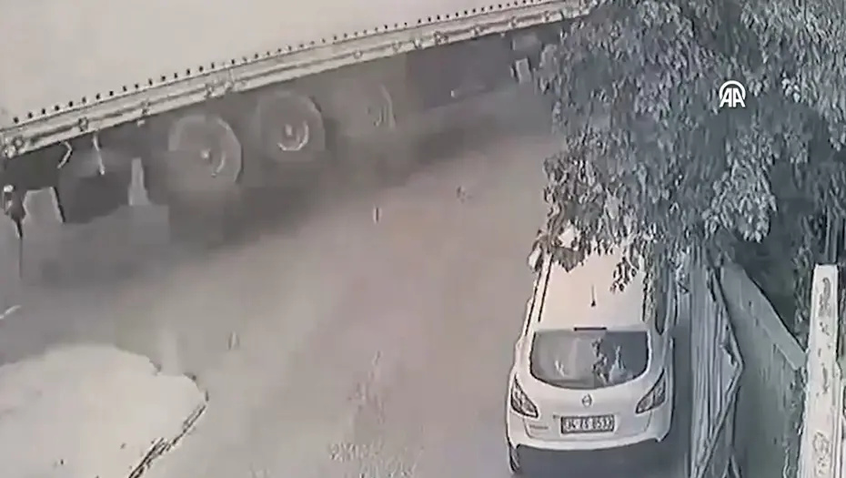 Korkunç kaza: Başakşehir'de devrilen tır 2 araca çarptı