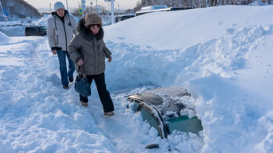 Kar kalınlığı arabaları geçti, Rusya'da son 30 yılın en yoğun kar yağışı yaşandı