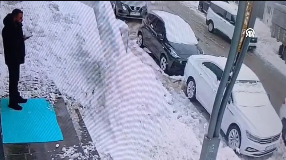 Çatıdan gelen felaket! Kar kütlesi araçların üzerine düştü