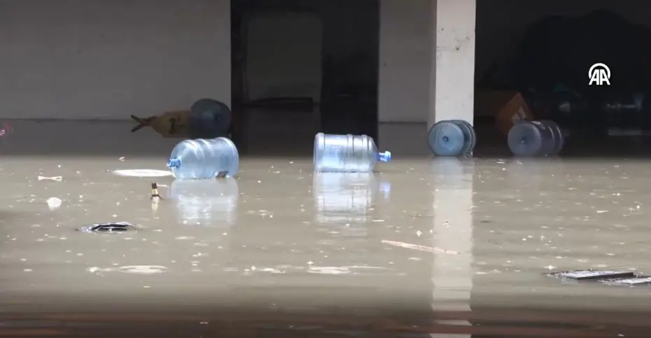 İzmir'de yağış hayatı felç etti! ''Bu her yağmurda oluyor''