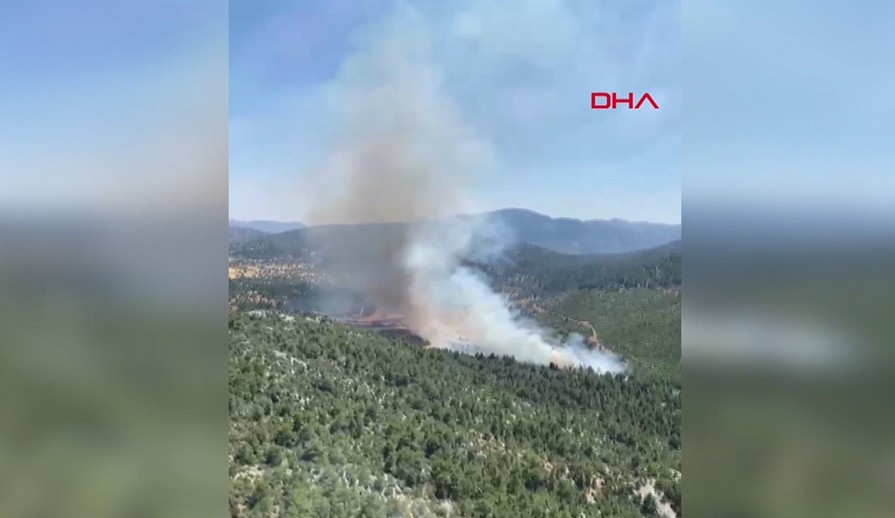 Antalya'da orman yangını: Alevlere havadan ve karadan müdahale