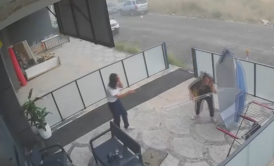Çalışanların zor anları: Şiddetli rüzgarda şemsiyeyle savruldular