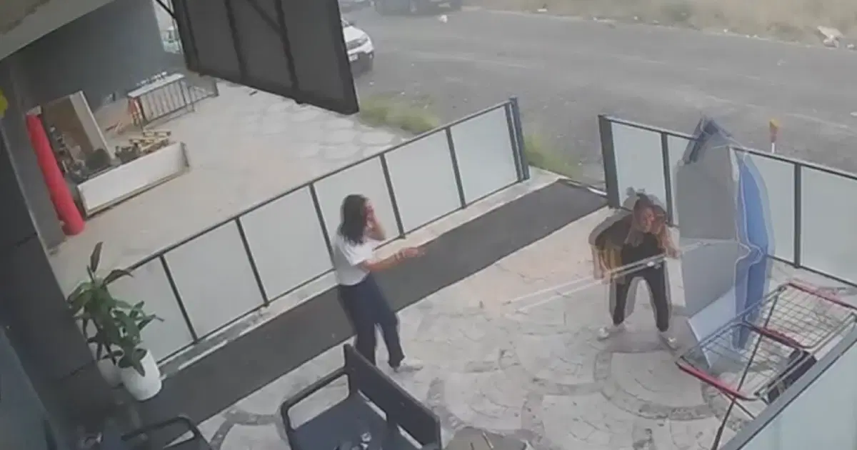 Çalışanların zor anları: Şiddetli rüzgarda şemsiyeyle savruldular