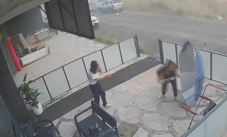 Çalışanların zor anları: Şiddetli rüzgarda şemsiyeyle savruldular