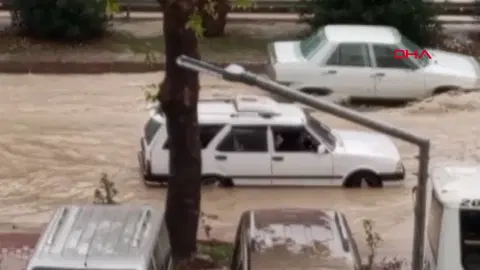 Mersin'de şiddetli sağanak: Cadde ve sokaklar göle döndü