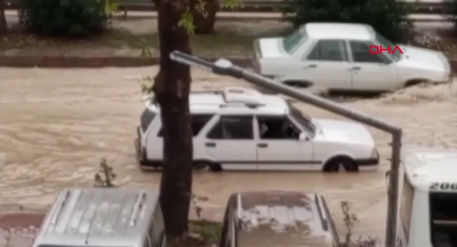 Mersin'de şiddetli sağanak: Cadde ve sokaklar göle döndü