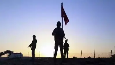 O bayrak göndere yeniden çekildi. Provokasyona izin verilmeyecek: 14 kişi gözaltında