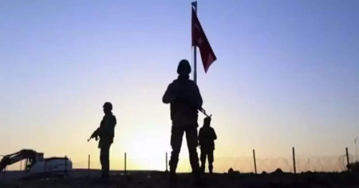 O bayrak göndere yeniden çekildi. Provokasyona izin verilmeyecek: 14 kişi gözaltında